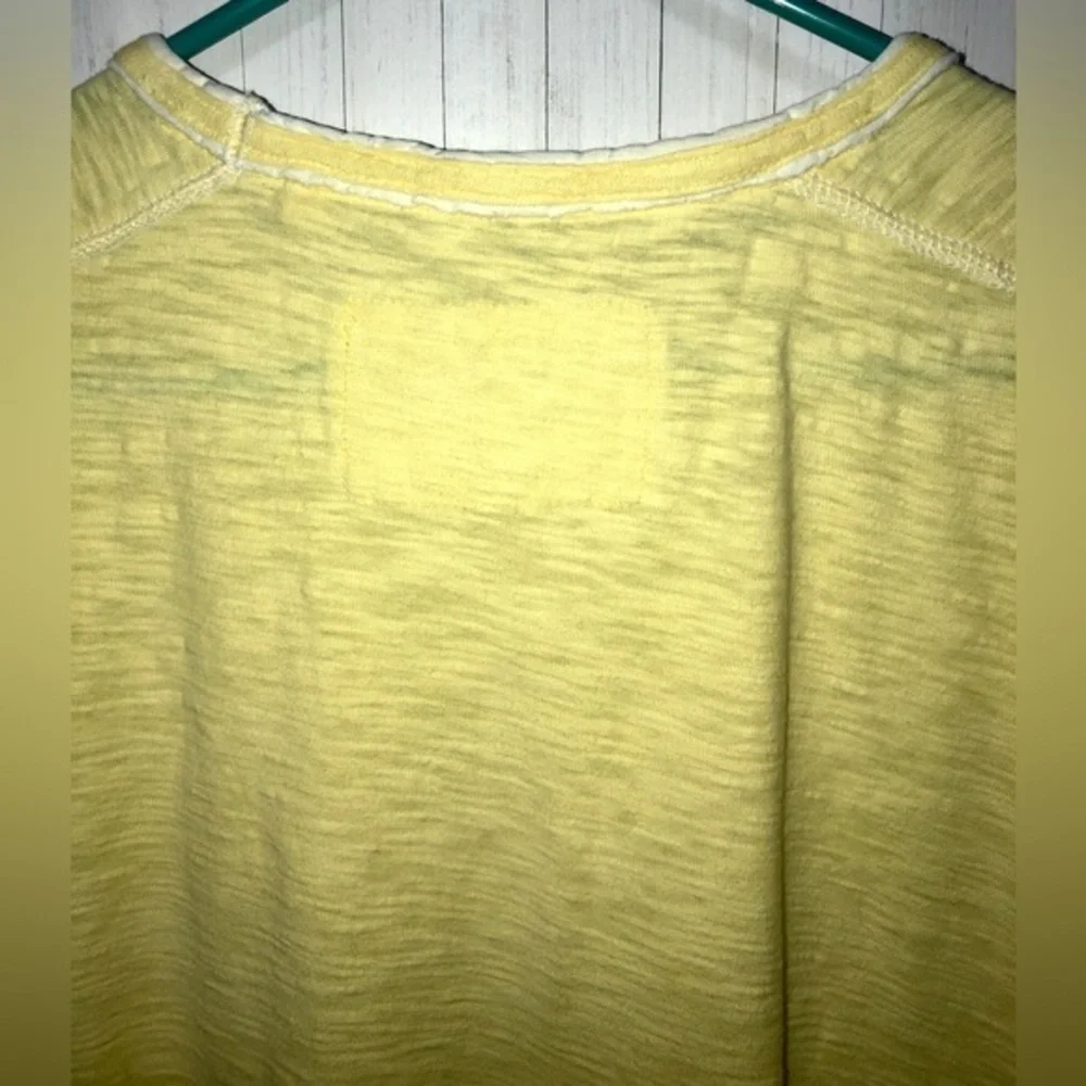 ♈️Guess Yellow Slub Knit V-Neck Textured Short Sleeve Tee - Picture 10 of 11